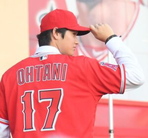 ドジャースの大谷翔平、古巣エンゼルス球場との試合前に感謝の一周